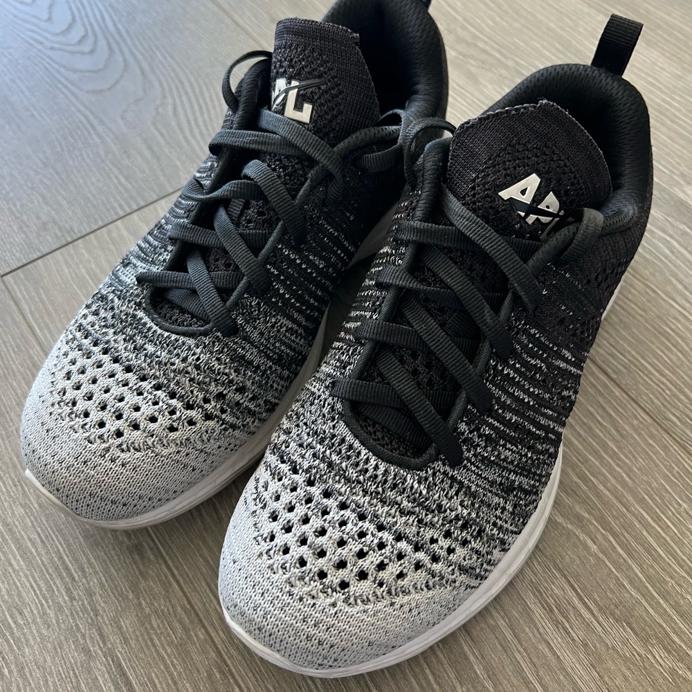 APL Womens Techloom Pro Sneaker in Black & Heather Grey & White